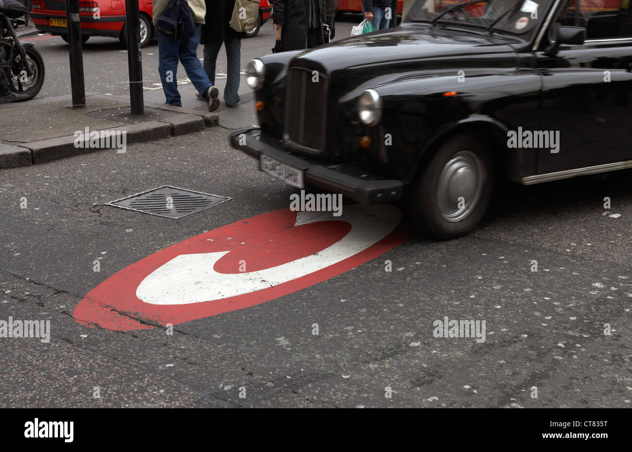 London - Zeichen für die City-Maut auf der Straße Stockfoto