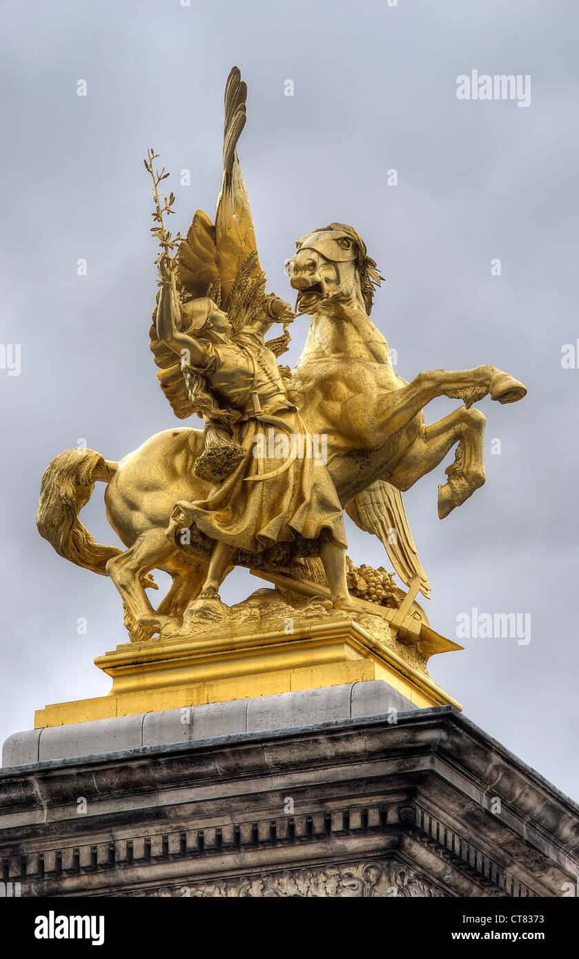 Goldene Statue auf der Brücke Pont Alexandre, Paris, Frankreich Stockfoto