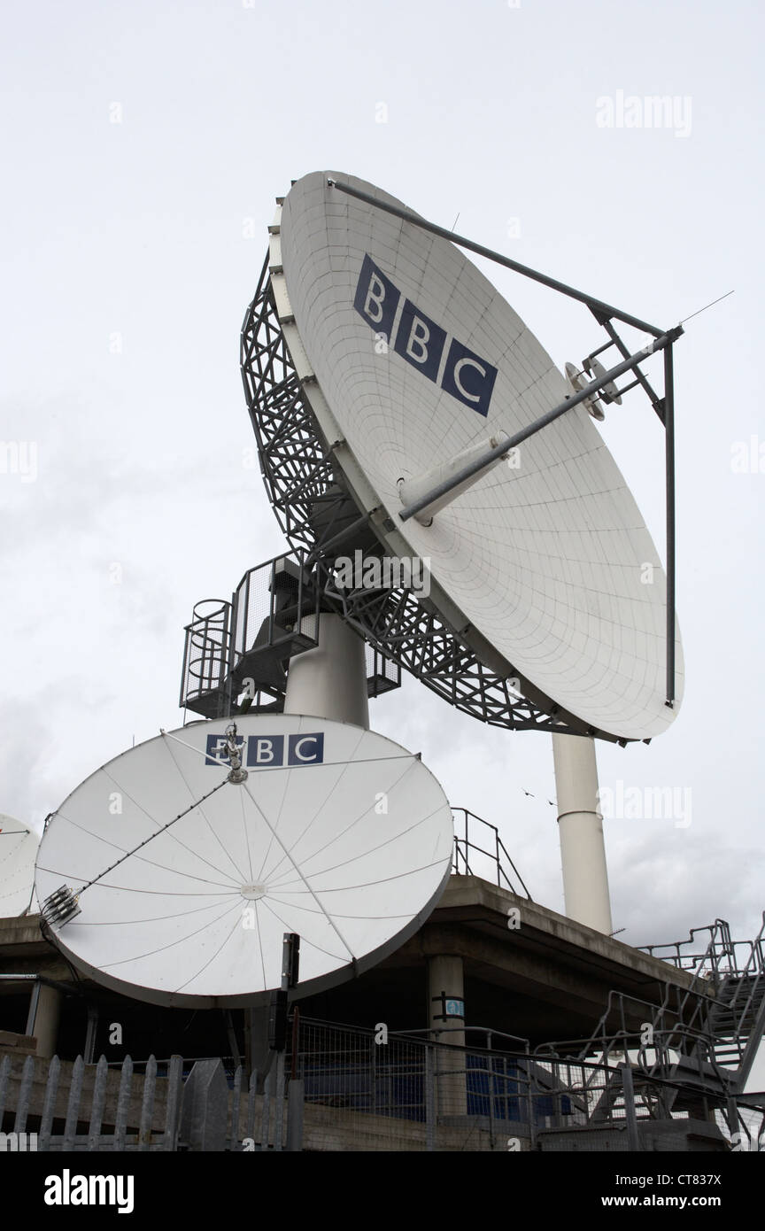 London - Parabolantennen der BBC mit dem Firmenlogo Stockfoto