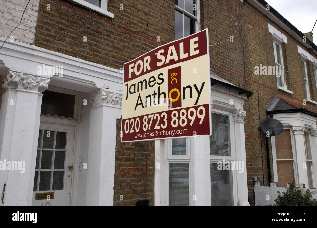 London - wiederum typische Stadthäuser des Jahrhunderts Stockfoto