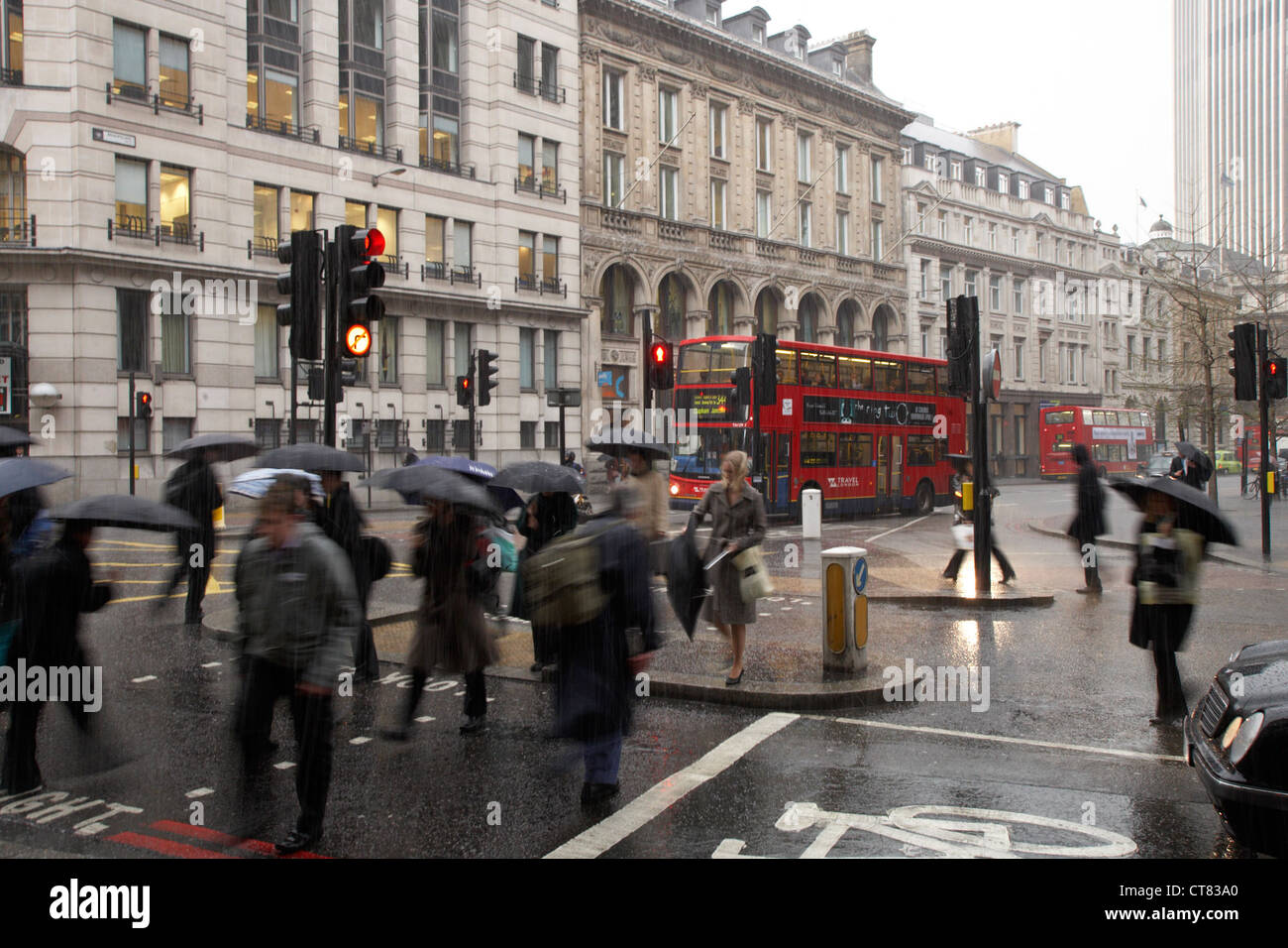 London - Fußgänger im Regen am Abend in der Stadt Stockfoto