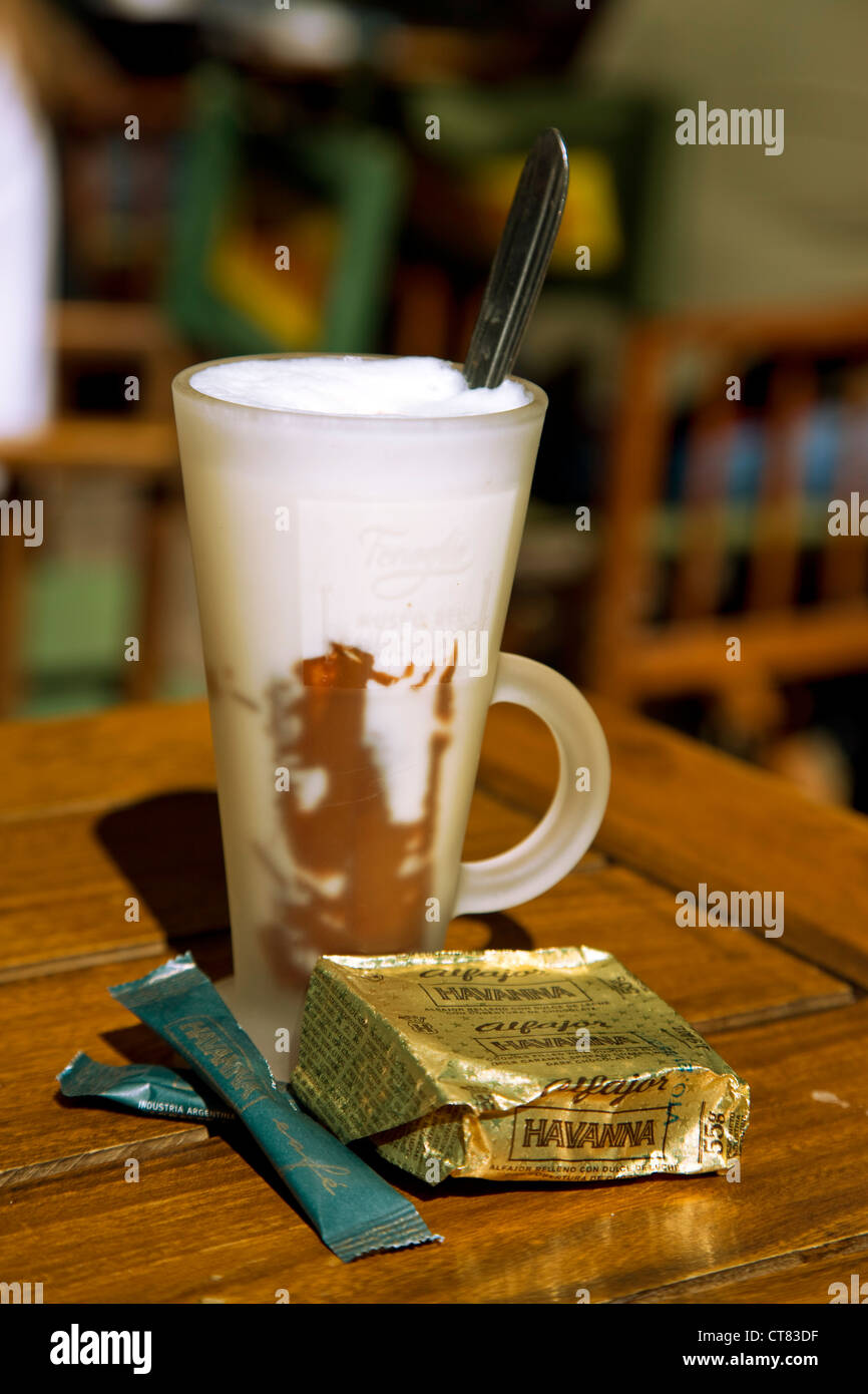 Submarino-Drink mit Alfajore Stockfoto