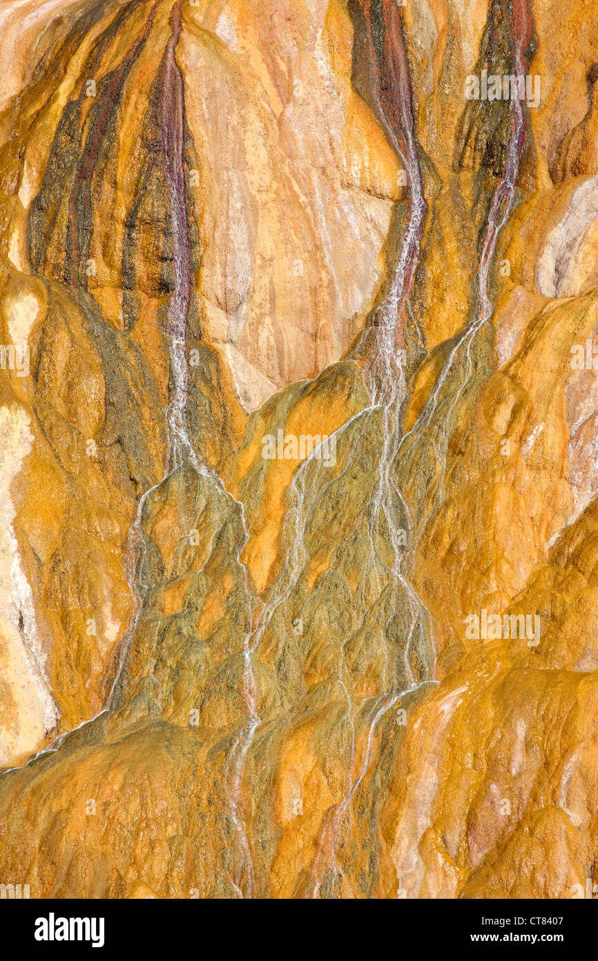 Detail der heiße Schwefelsäure Wasser und kupferfarbenen gold Felsen Stockfoto