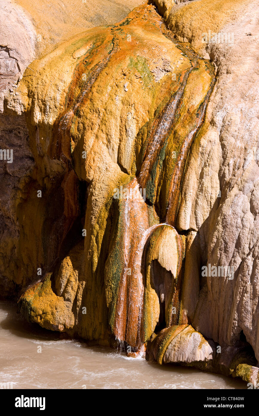 Detail der heiße Schwefelsäure Wasser und kupferfarbenen gold Felsen Stockfoto