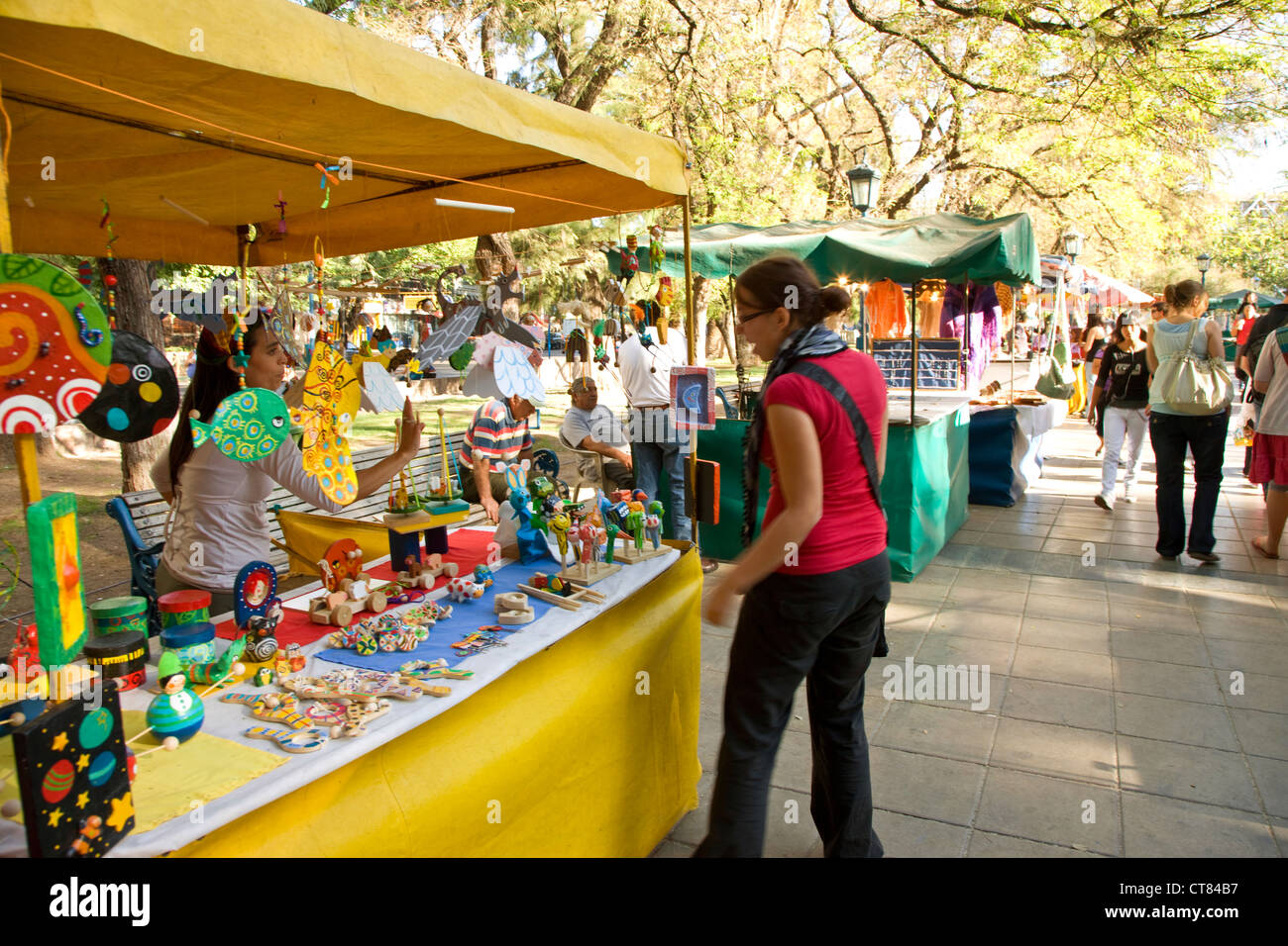 Wochenend-Handwerkermarkt in Plaza Independencia Stockfoto