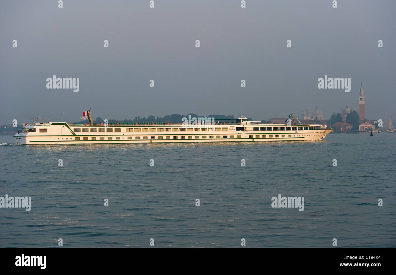 Die MS Michelangelo Kreuzfahrtschiff, betrieben von CroisiEurope River Cruises, nähert sich Venedig, Italien, an einem nebligen Morgen Stockfoto