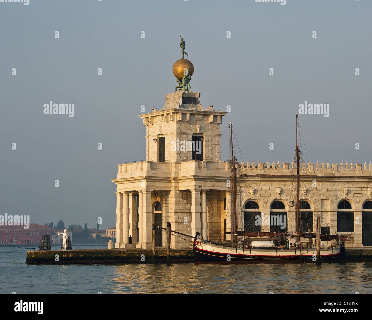 Die Punta della Dogana an der Mündung des Canale Grande in Venedig, Italien, ist heute eine Galerie für zeitgenössische Kunst, die 2009 vom Architekten Tadao Ando restauriert wurde Stockfoto