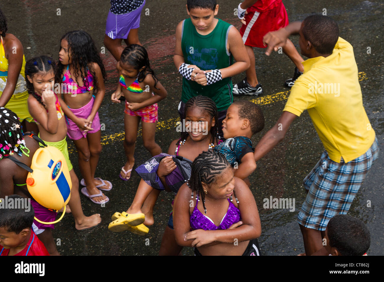 Panamaischer Karneval Tradition des 'Mojaderas' oder 'immer ' mit getränkt Wasser auf Isla Colon, Bocas del Toro, Panama. Stockfoto