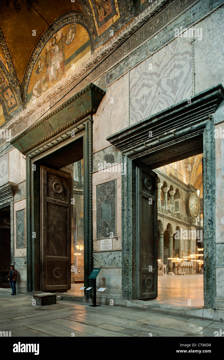 Ägypten, Istanbul, Sultanahmet, Hagia Sophia, Vorhalle (Narthex Bzw. Esonarthex). Links sterben Kaisertüre. Stockfoto