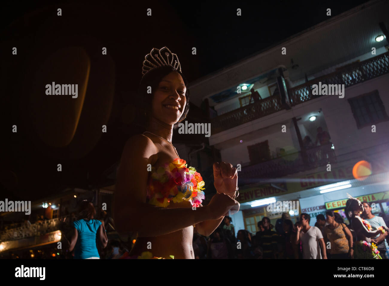 Tanz auf der Straße während der panamesischen Karnevals-Feier auf Isla Colon, Bocas del Toro, Panama. Stockfoto
