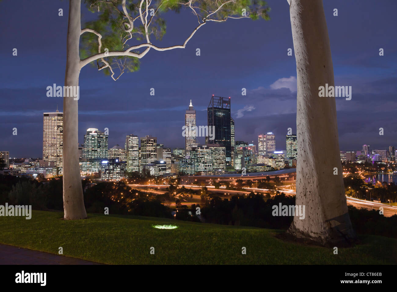 Perths legendären Skyline wie gesehen vom Kings Park mit der neuen BHP Billiton Gebäude im Zentrum. 2012. Stockfoto