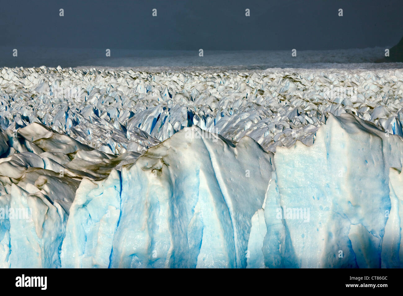 Detail des Glaciar Perito Moreno mit blauen Eishöhlen Stockfoto