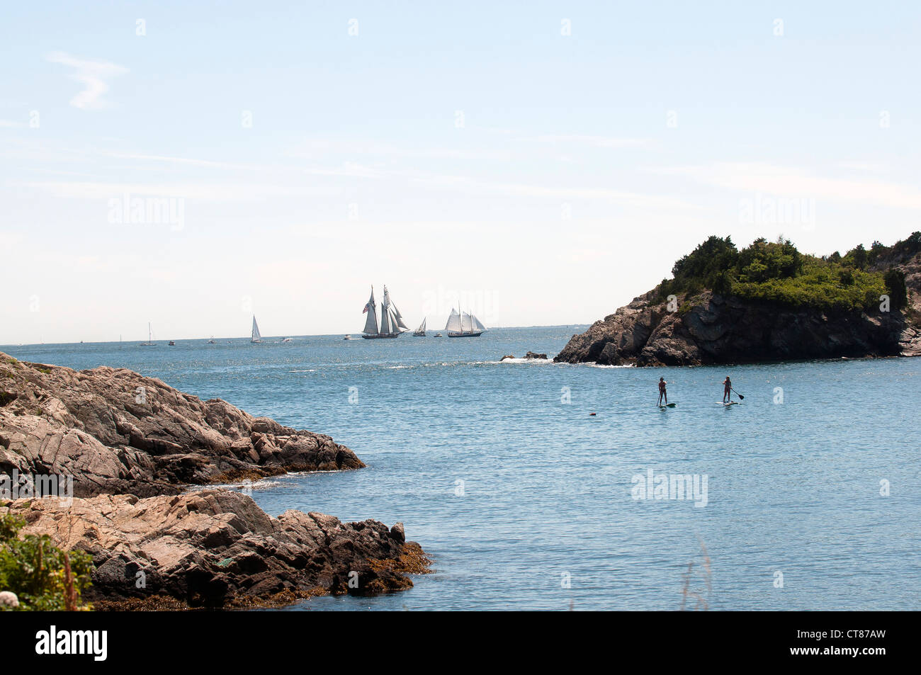 Blick auf große Schiffe verlassen Newport von Fort Wetherill in Jamestown Rhode Island Stockfoto