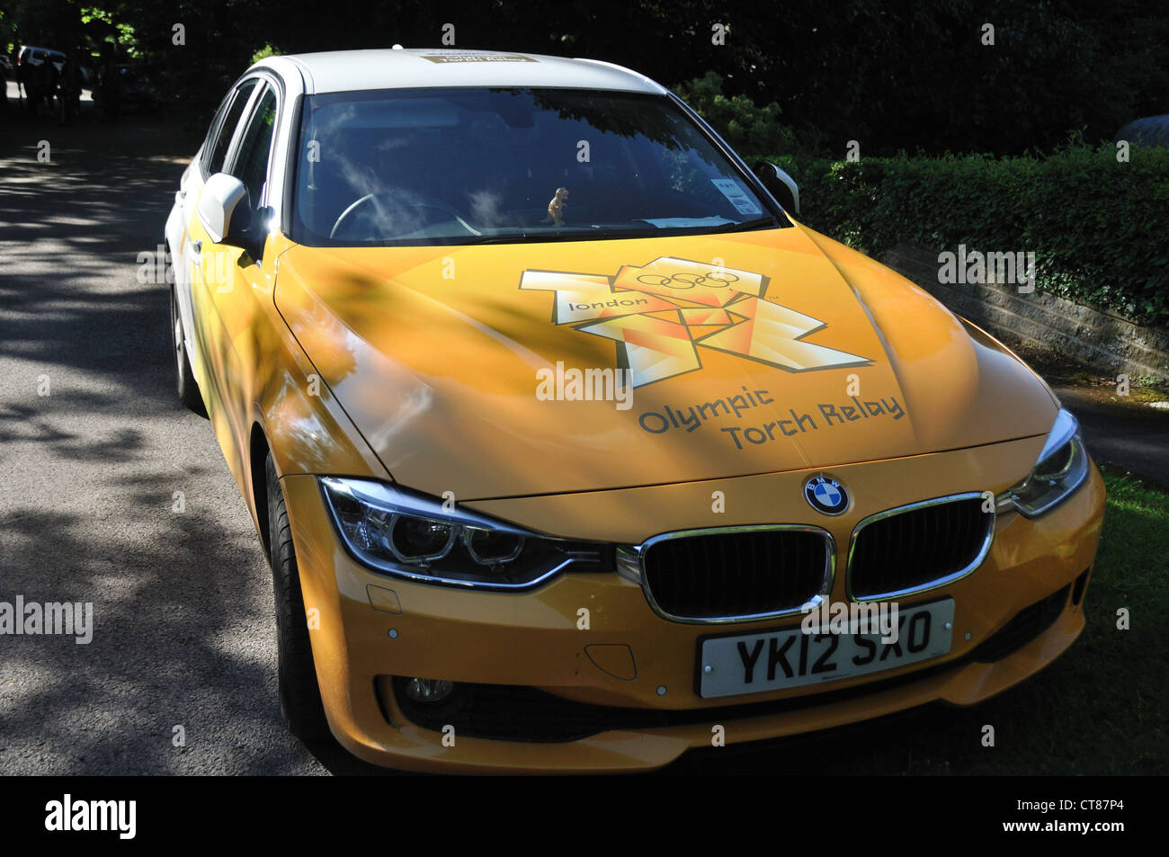 Der Dienstwagen des Olympischen Fackellaufs in Caversham Gericht, Reading, Berkshire. Stockfoto