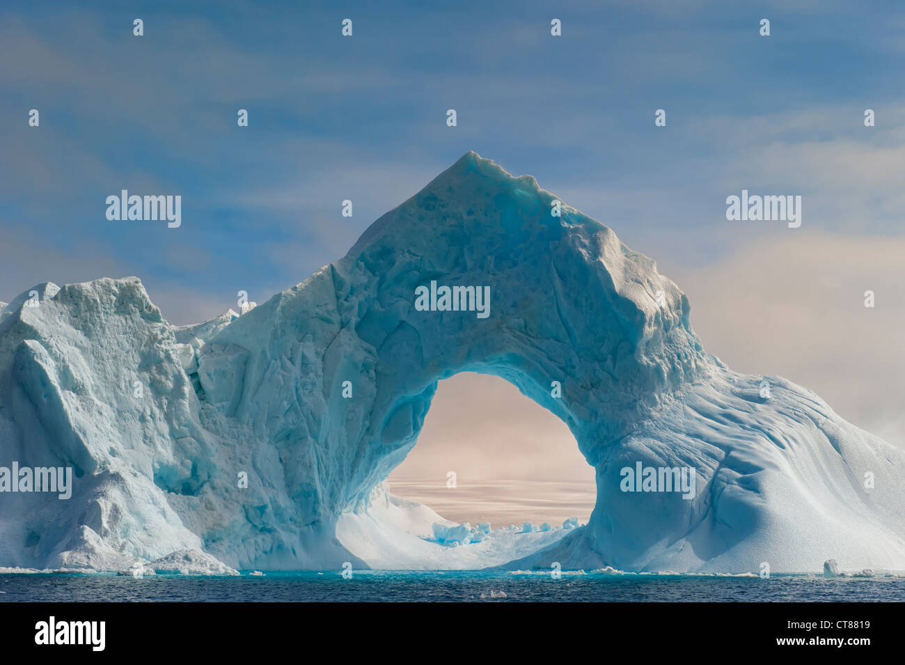 Naturale geschnitzt in einem Eisberg, Antarctic Sound, antarktische Halbinsel Stockfoto