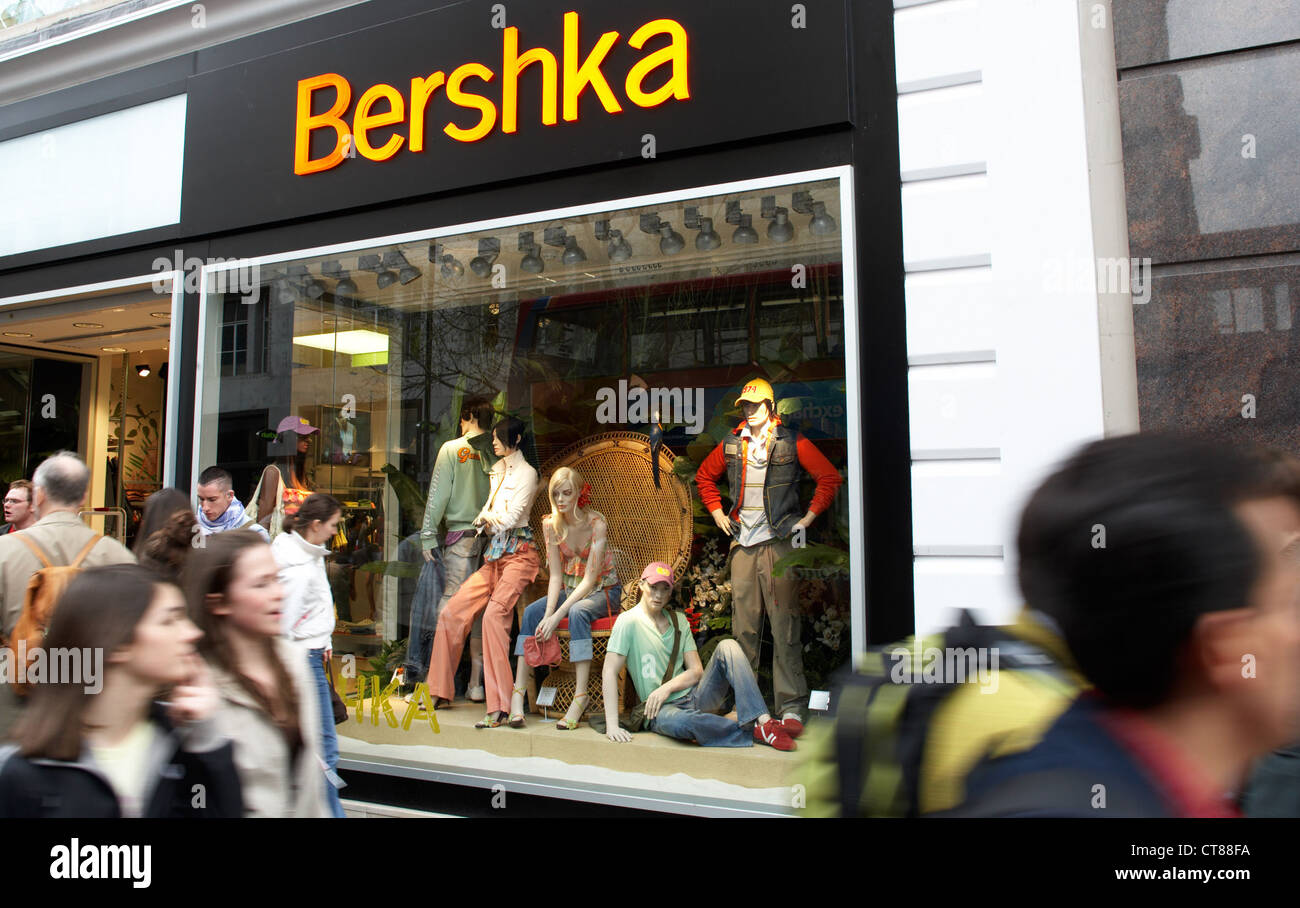 London - Fashion-Branche und Fußgänger in der Oxford Street Stockfoto