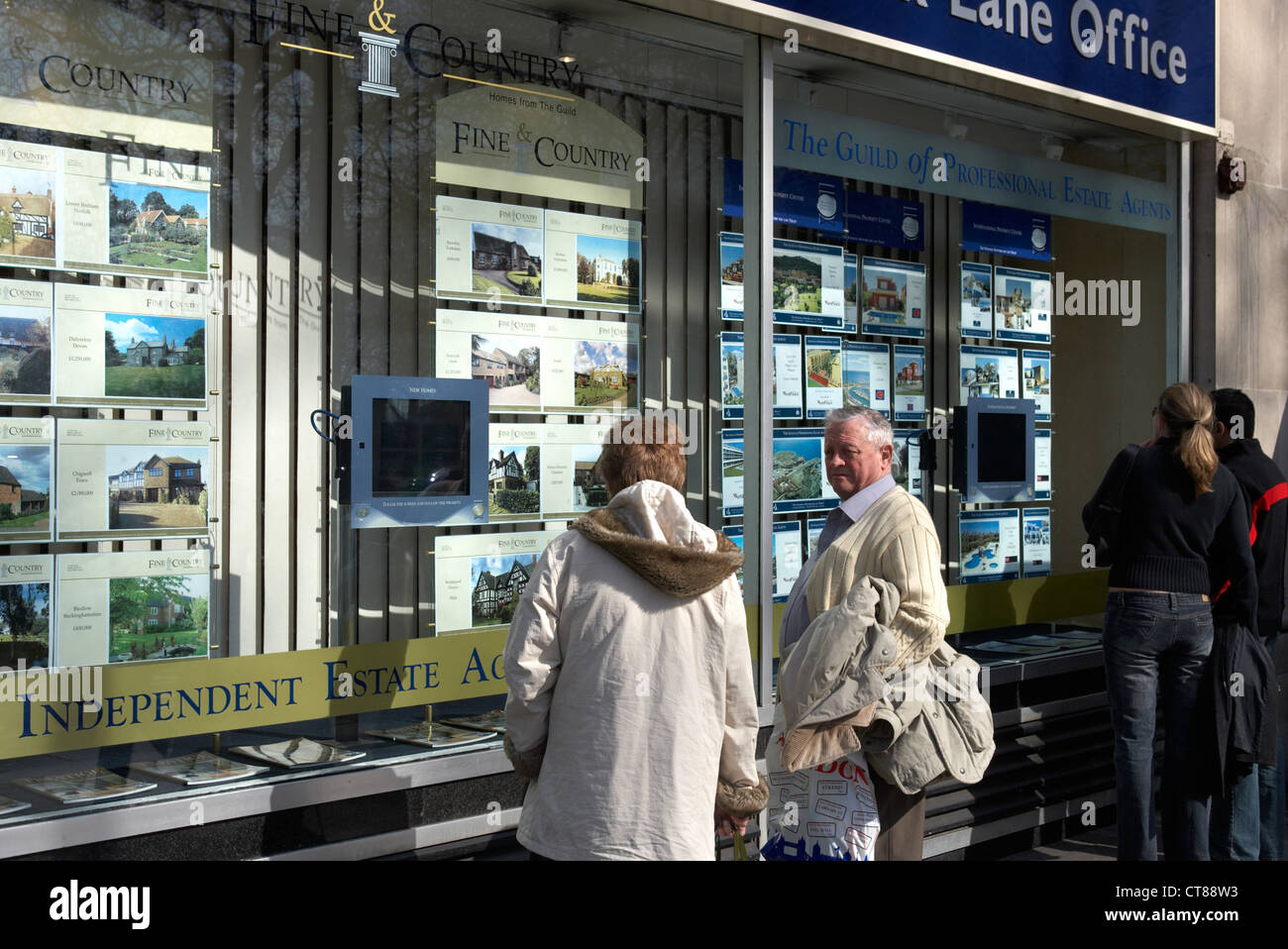 London - Mann studieren in das Fenster "Eigenschaften" Stockfoto