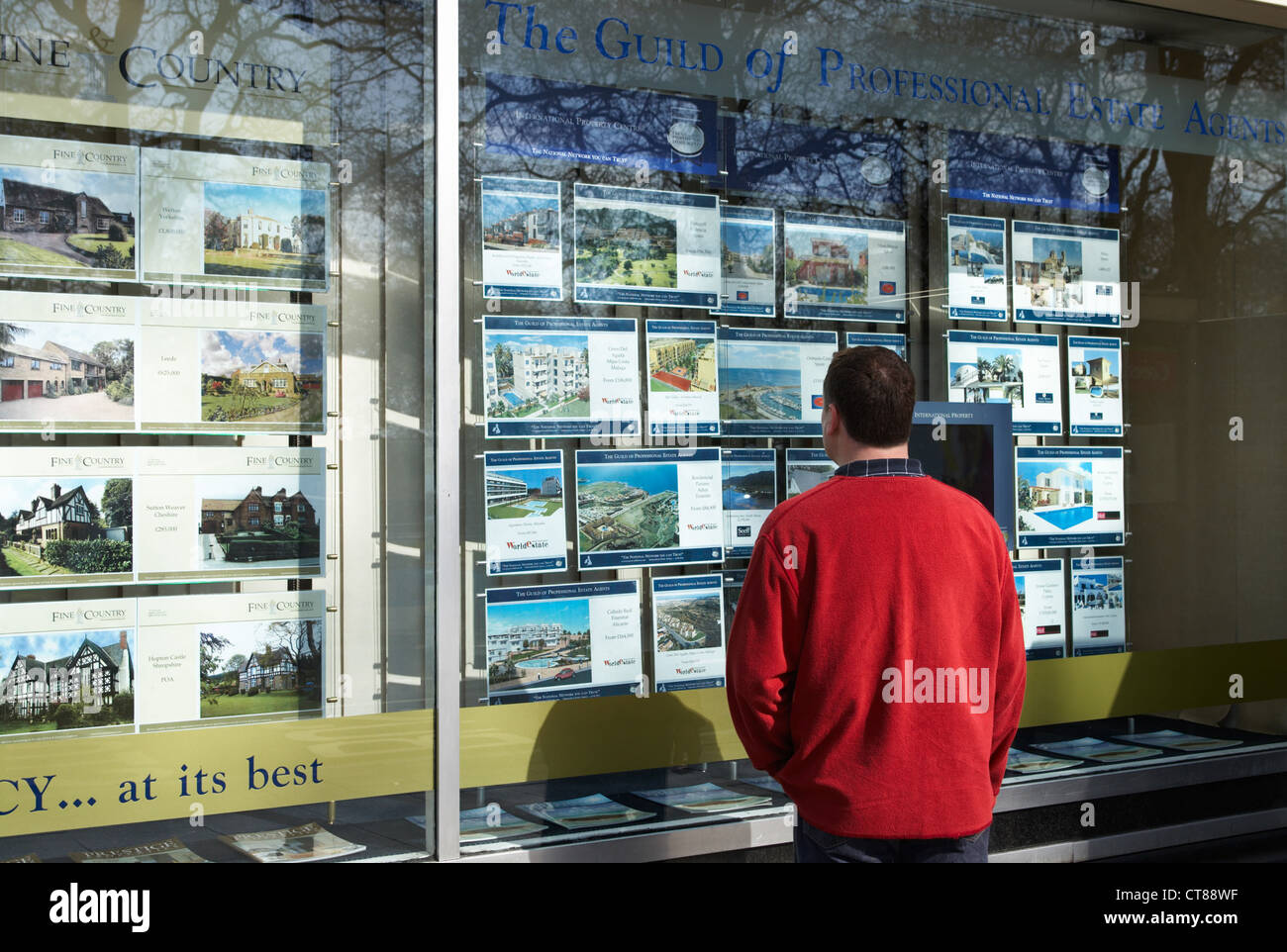 London - Mann studieren in das Fenster "Eigenschaften" Stockfoto