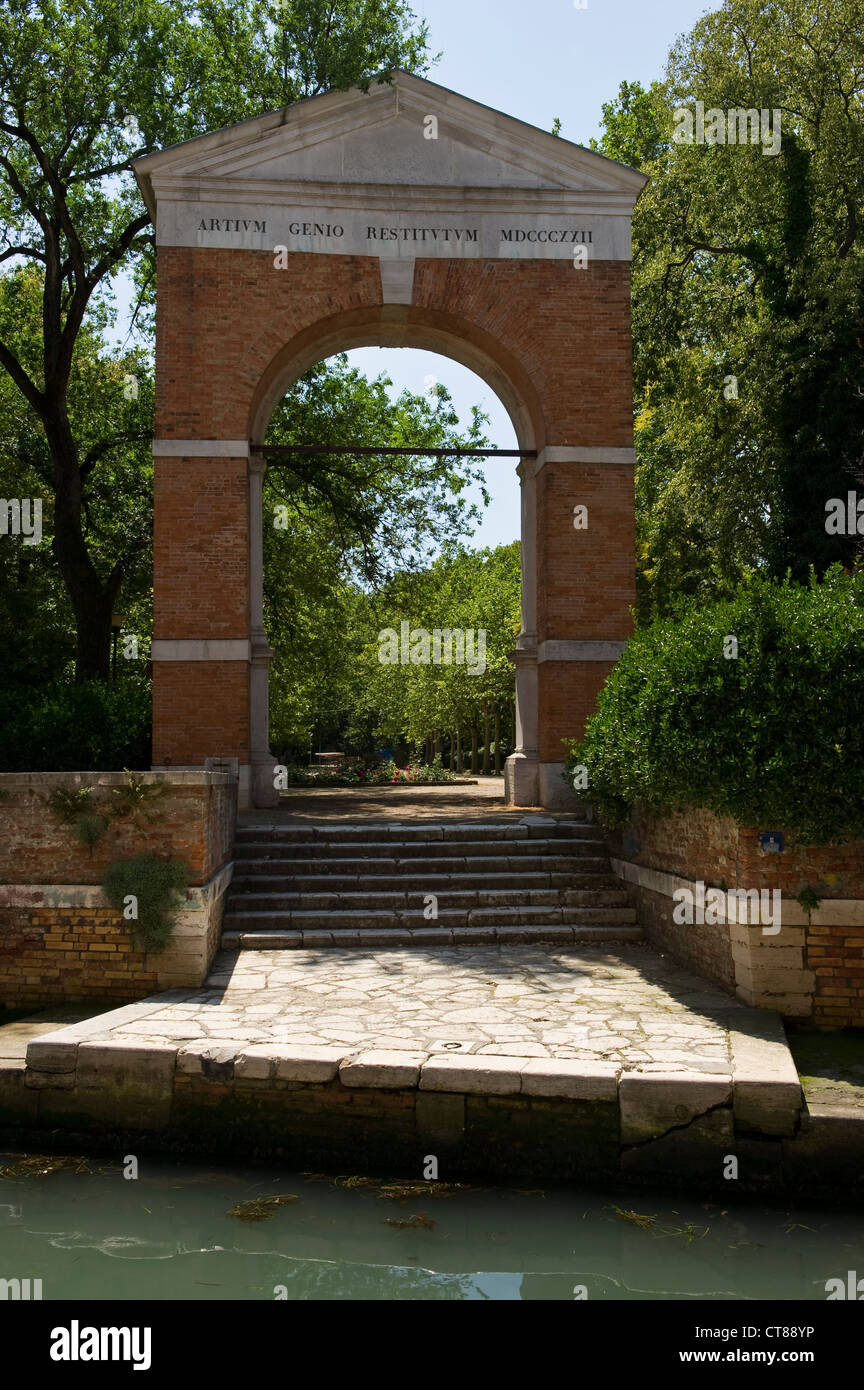 Bogen am Eingang der Biennale-Gärten (Giardini della Biennale), Venedig, Italien. In den von Napoleon angelegten Gärten findet das berühmte Kunstfestival statt Stockfoto