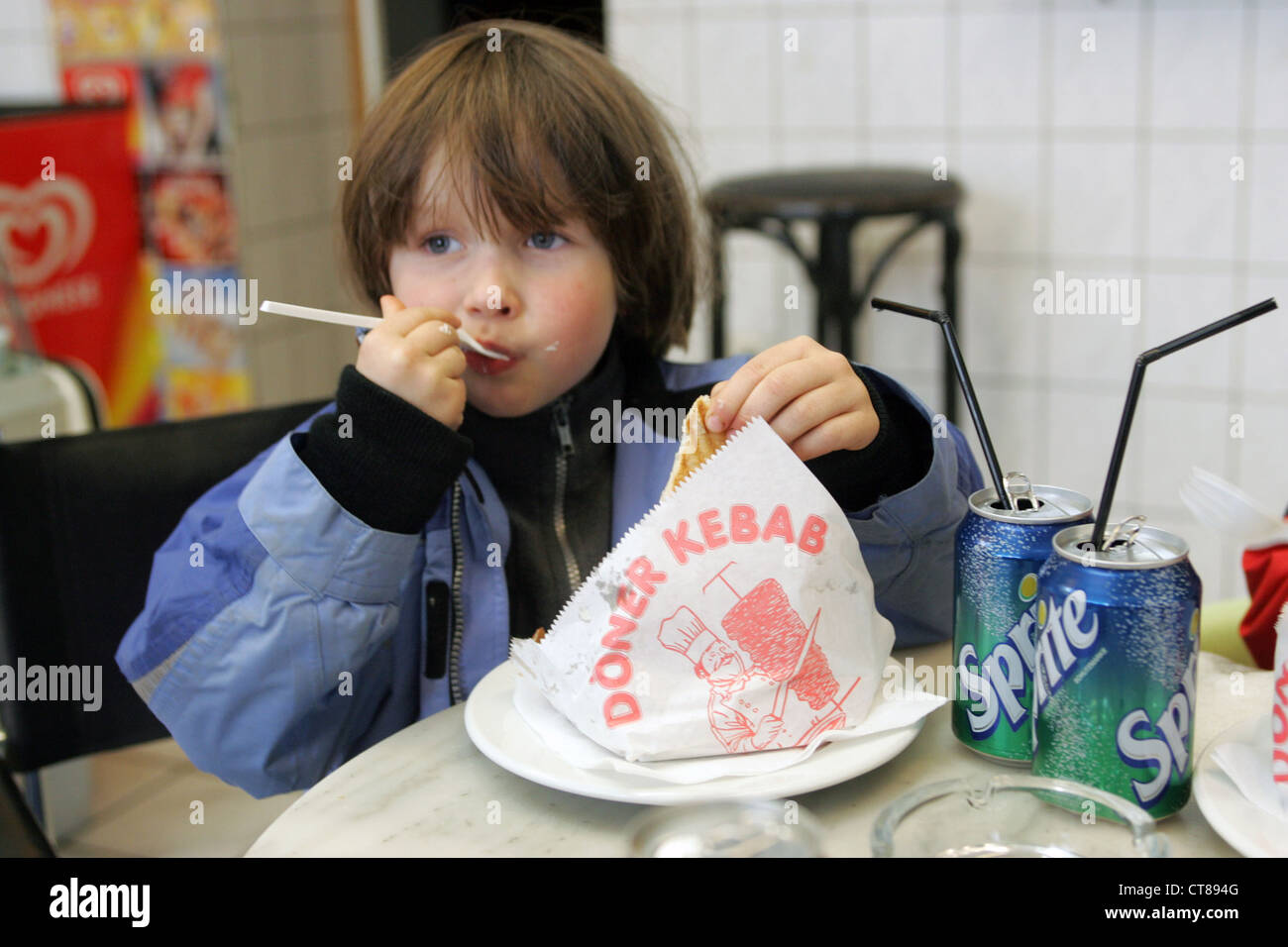Berlin, ein Kind essen ein Doener Kebap Stockfotografie - Alamy
