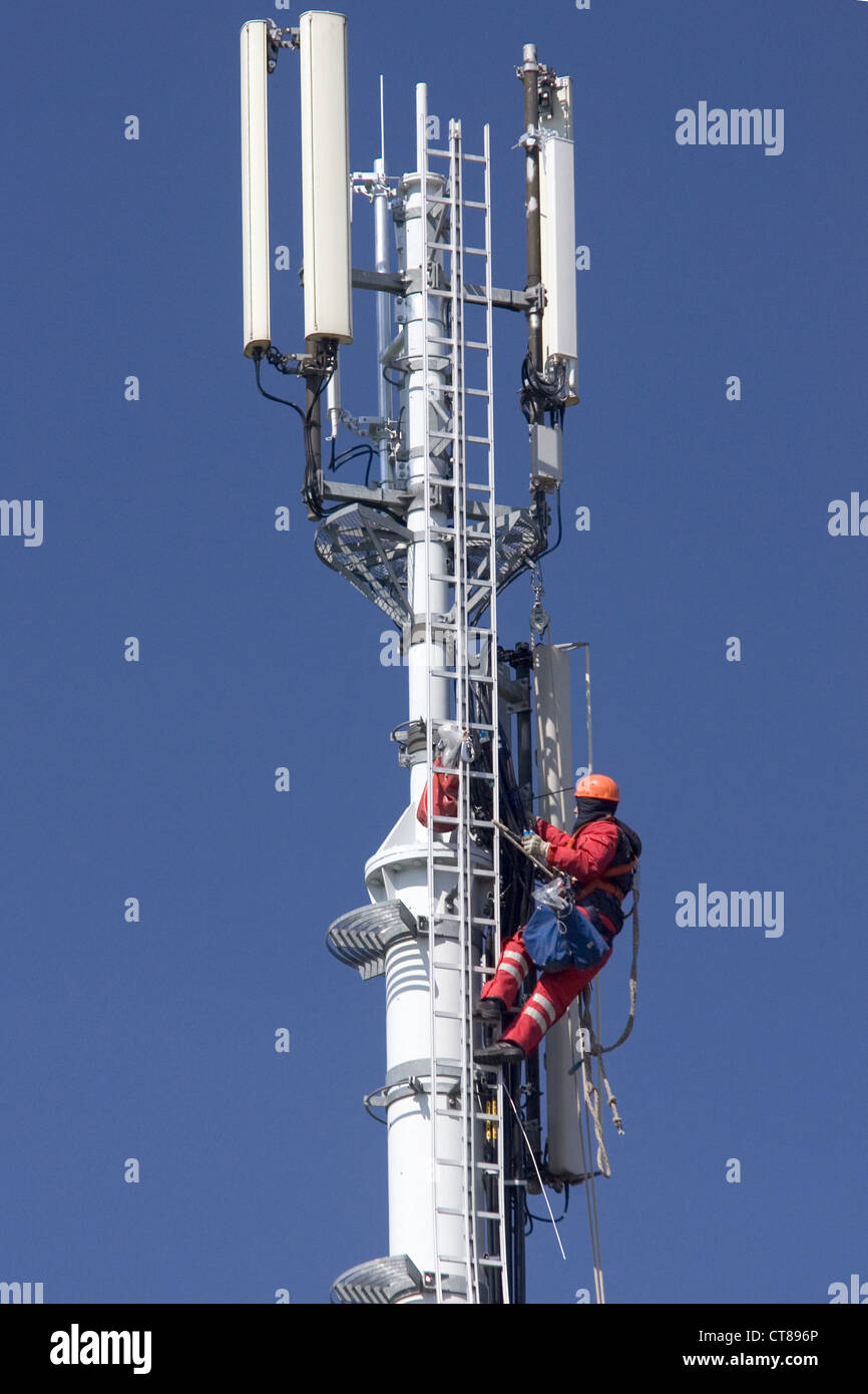 Brandenburg, Techniker bei der Installation an eine Basisstation für die mobile Stockfoto