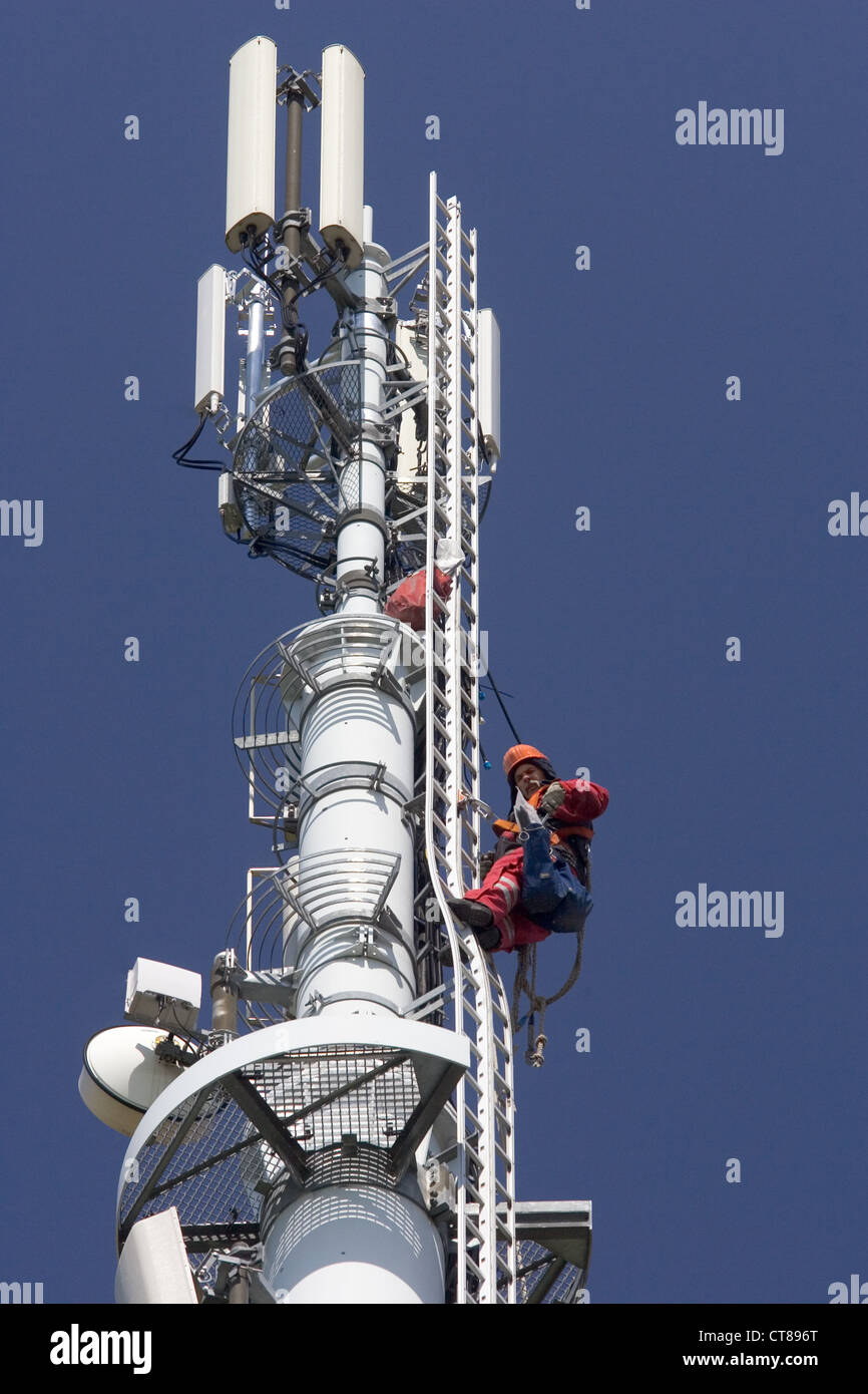 Brandenburg, Techniker bei der Installation an eine Basisstation für die mobile Stockfoto