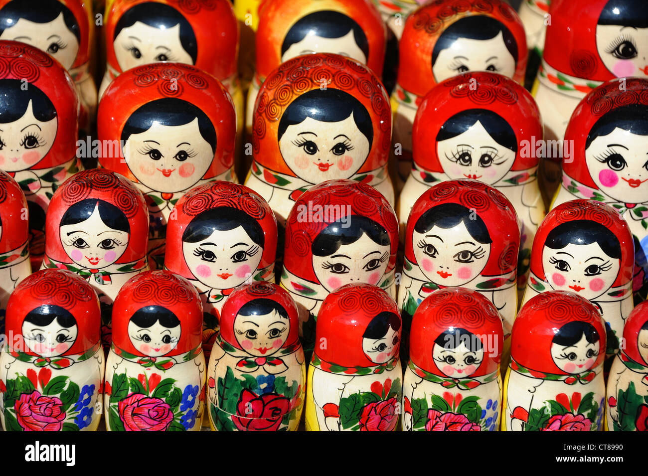 Russische Matroschka Puppen zum Verkauf in St. Petersburg Handwerker und Souvenir-Markt. Stockfoto