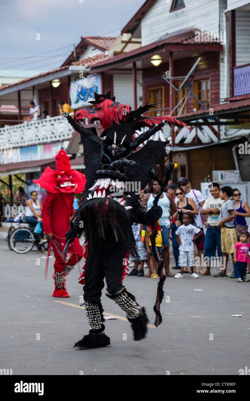 "Auspeitschen Devils" patrouillieren die Straßen während der panamesischen Karnevals-Feier auf Isla Colon, Bocas del Toro, Panama. Stockfoto