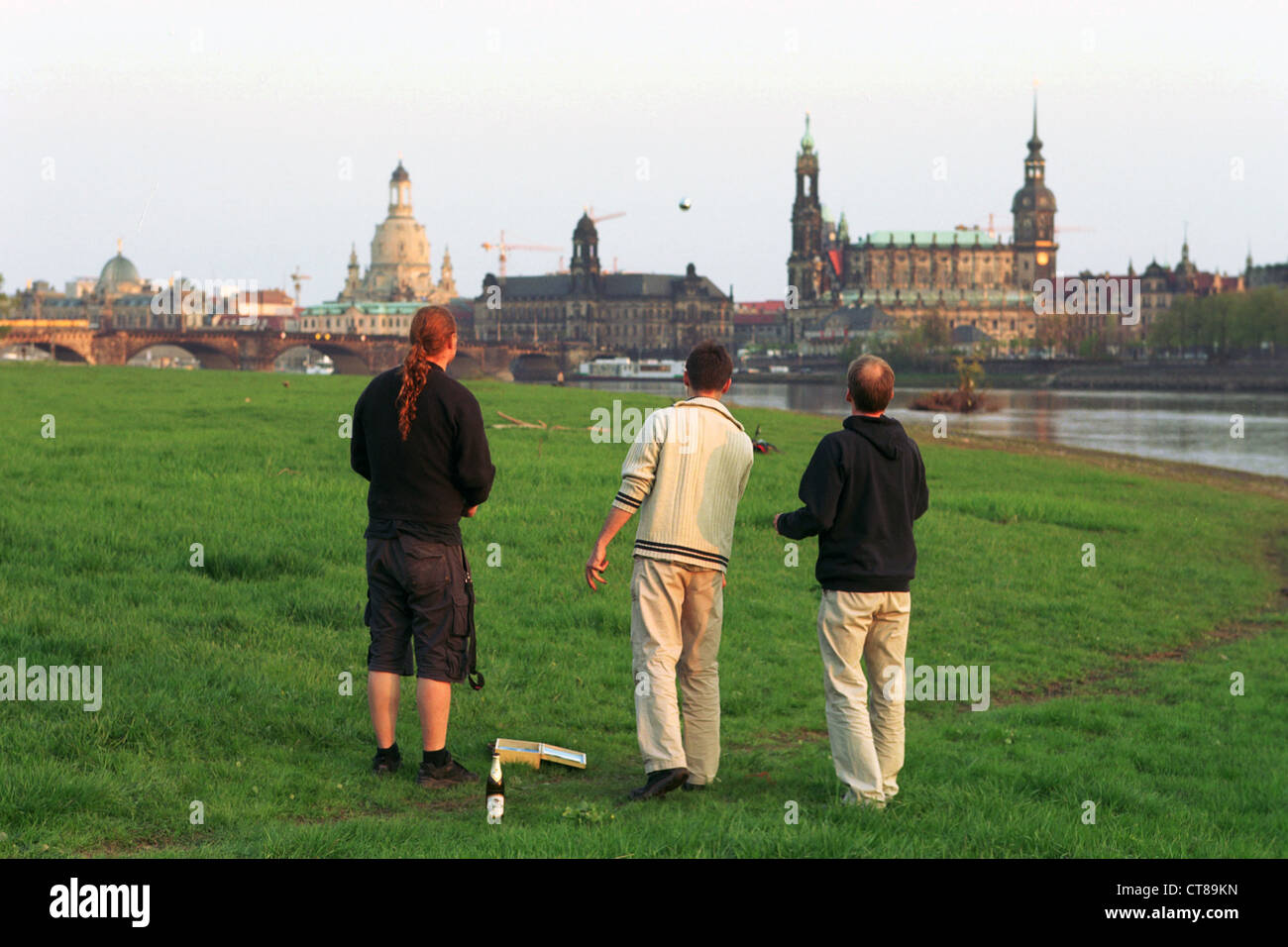 Kegler an der Elbe vor dem Dresden-Stadt-panorama Stockfoto