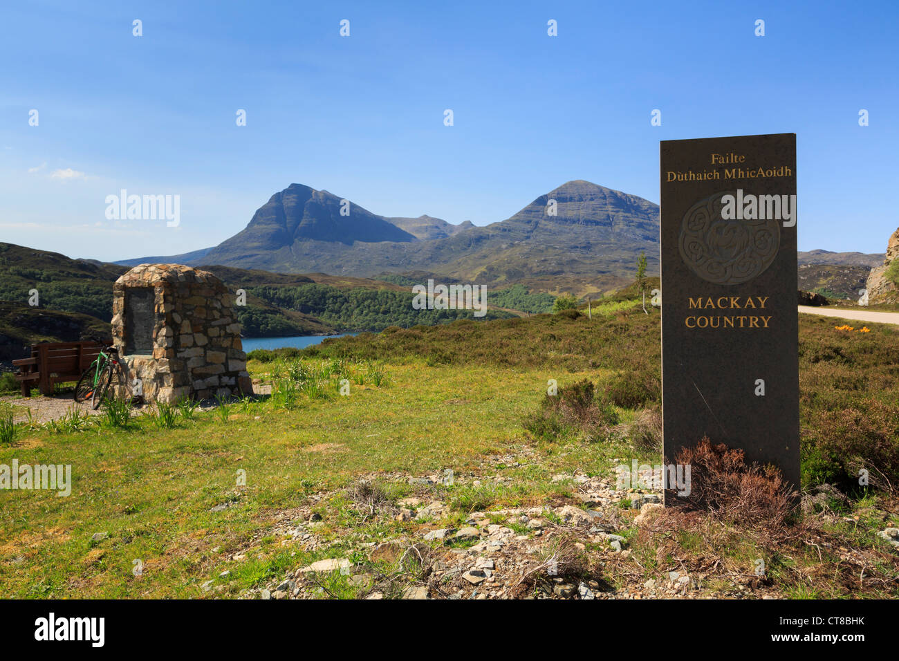 Keltischen Stein Kennzeichnung Gateway in Mackay Land Heimat mit Blick zum Quinag Gebirge Assynt Sutherland Schottland UK Großbritannien Stockfoto