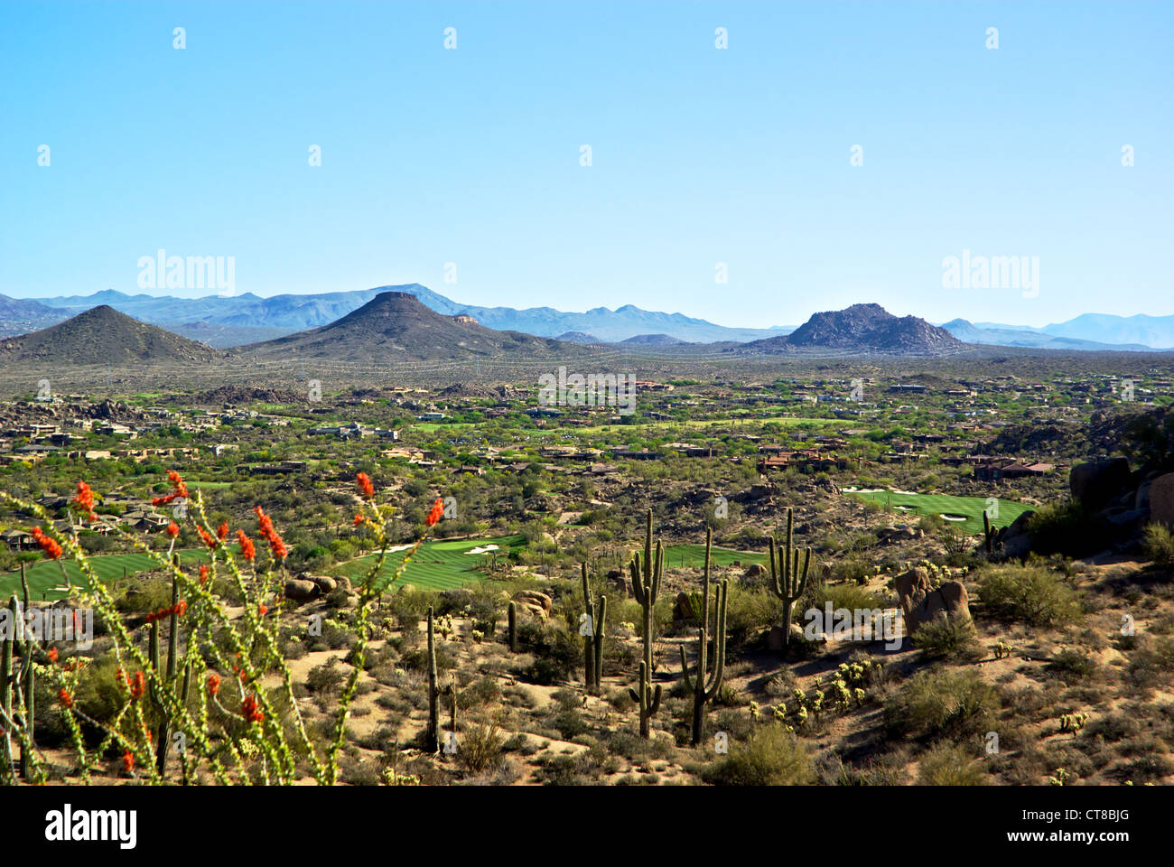 Berge Tafelberge Golfplatz Millionen-Dollar-Häuser von North Scottsdale AZ Pinnacle Peak lookout Stockfoto