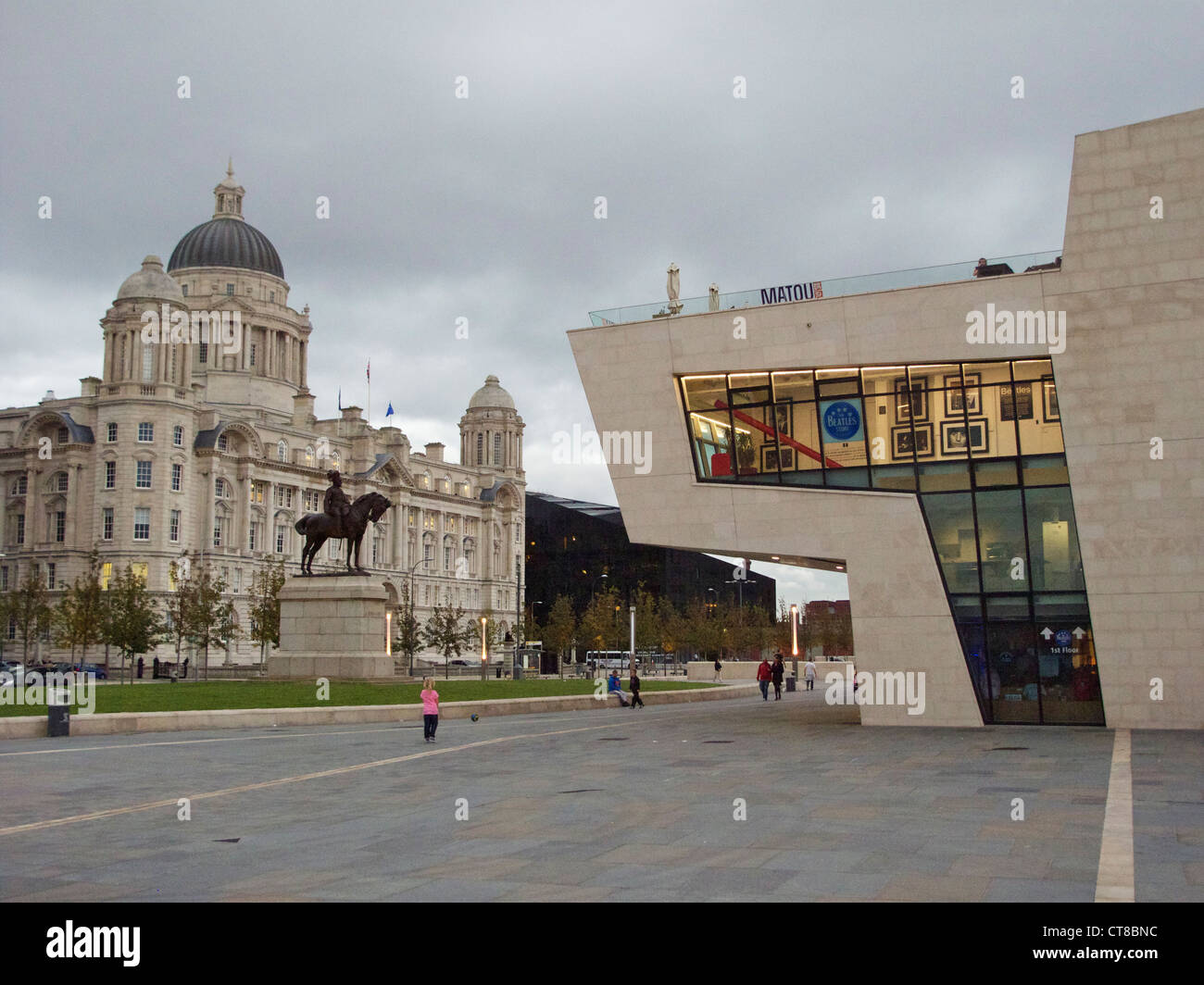 September 2011. Neu eröffnete Museum The Beatles Story und der historischen Royal Liver Building, Liverpool Stockfoto