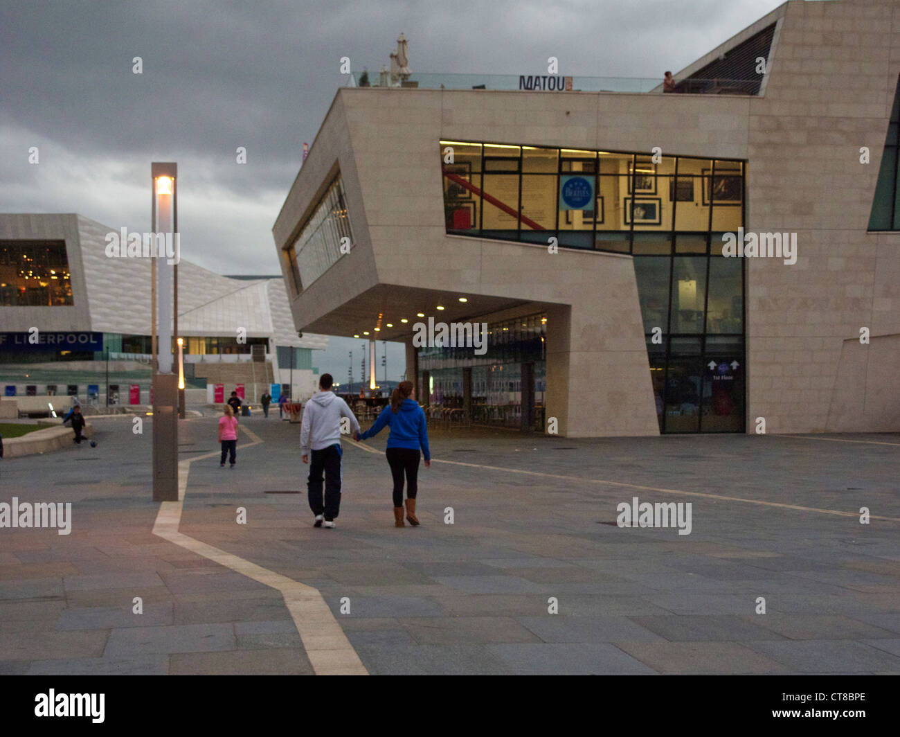 September 2011. Neu eröffnete Museum The Beatles Story und das neue Museum Liverpool im Hintergrund, Merseyside Stockfoto