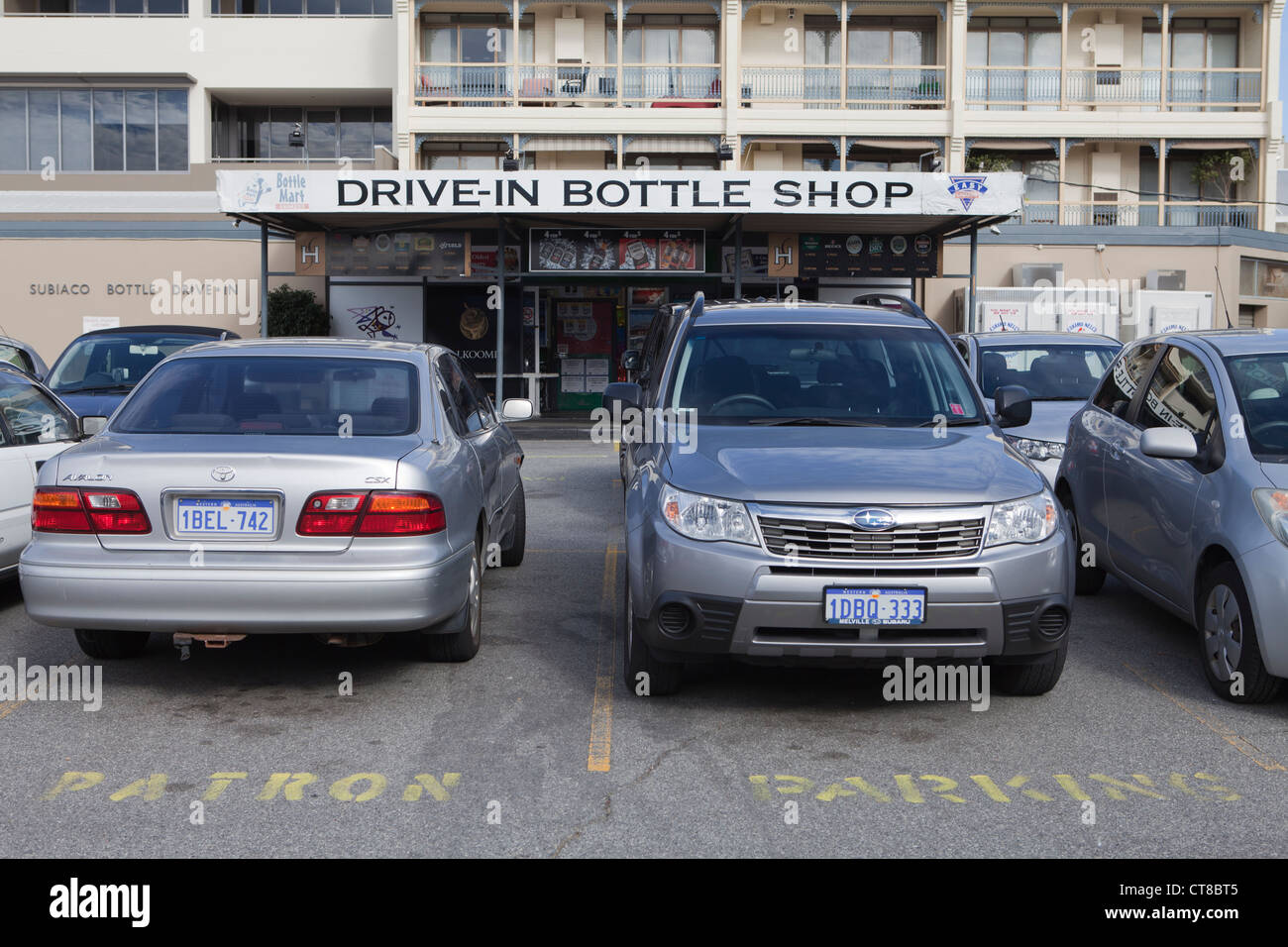 Ein Drive-in-Bottle-Shop in Perth, Western Australia. Stockfoto