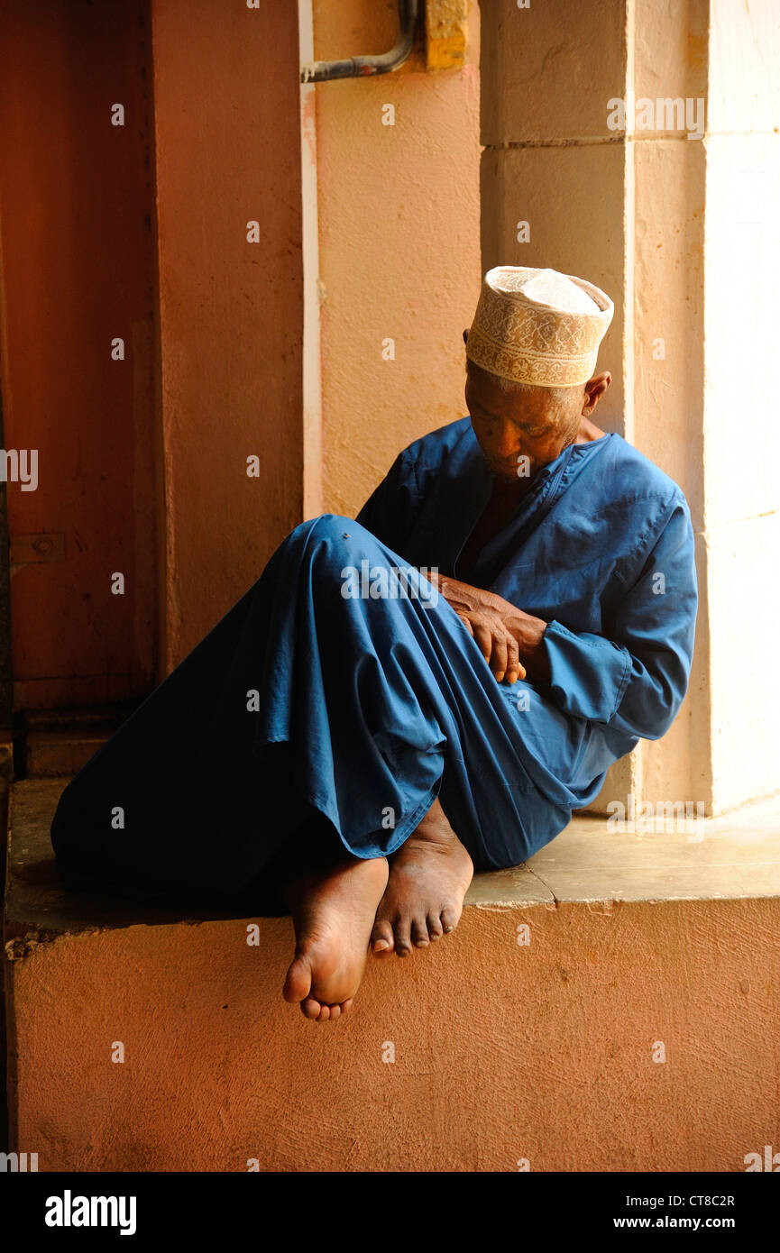 Alter Mann eingeschlafen, Muttrah Souk, Muscat, Oman Stockfoto