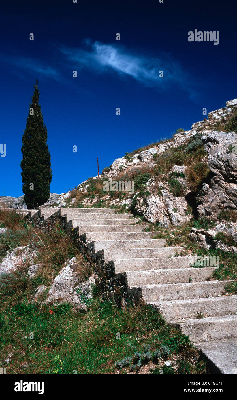 Treppen und Zypressen zwischen Felsen Stockfoto
