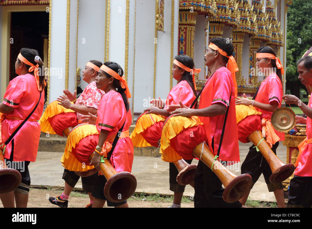 Thailand - 9. April 2012, die anfangszeremonie von drei neuen buddhistischen Mönche bei der Monkey Tempel. Mit Musik in Thailand gefeiert, 9. April Stockfoto