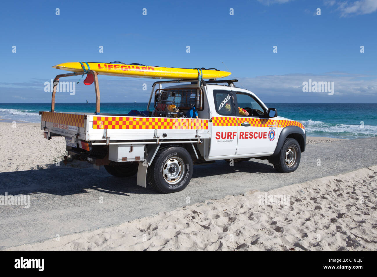 Surf Rescue Auto auf Patrouille am Stadtstrand, Perth, Western Australia Stockfoto