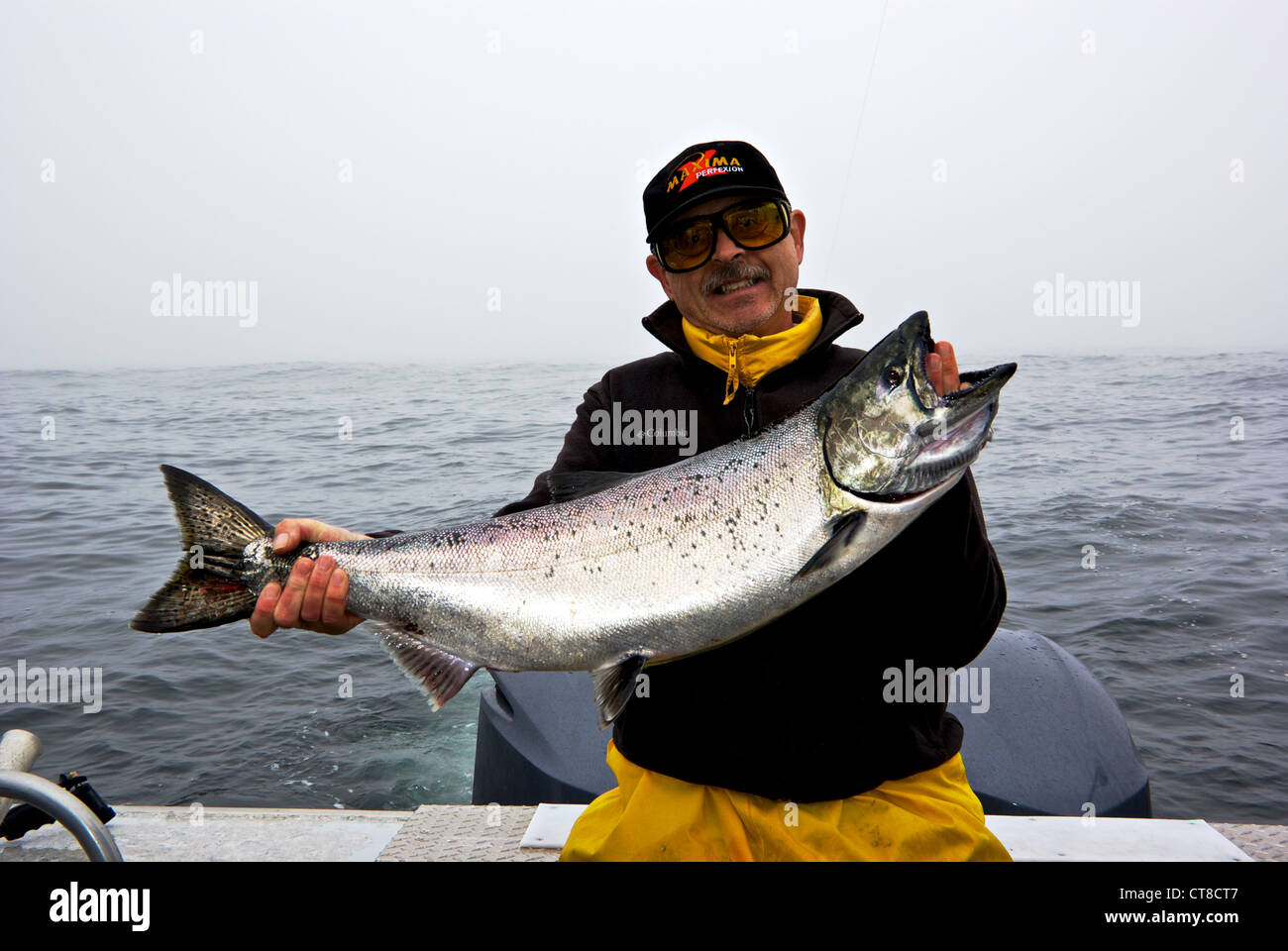 Sport Fischer Holding big Chinook Lachs Swiftsure Bank Port Renfrew BC Stockfoto