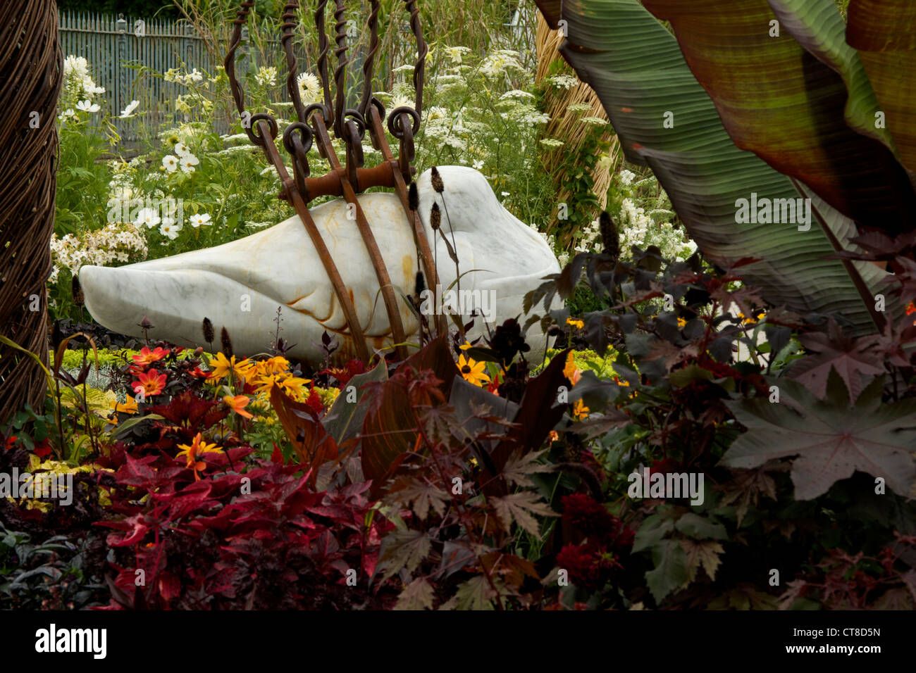 Marmor und Bronze Skulptur offenen Herzen im A sehr viktorianischen Fantasy Garten von Bournemouth Borough Council Stockfoto