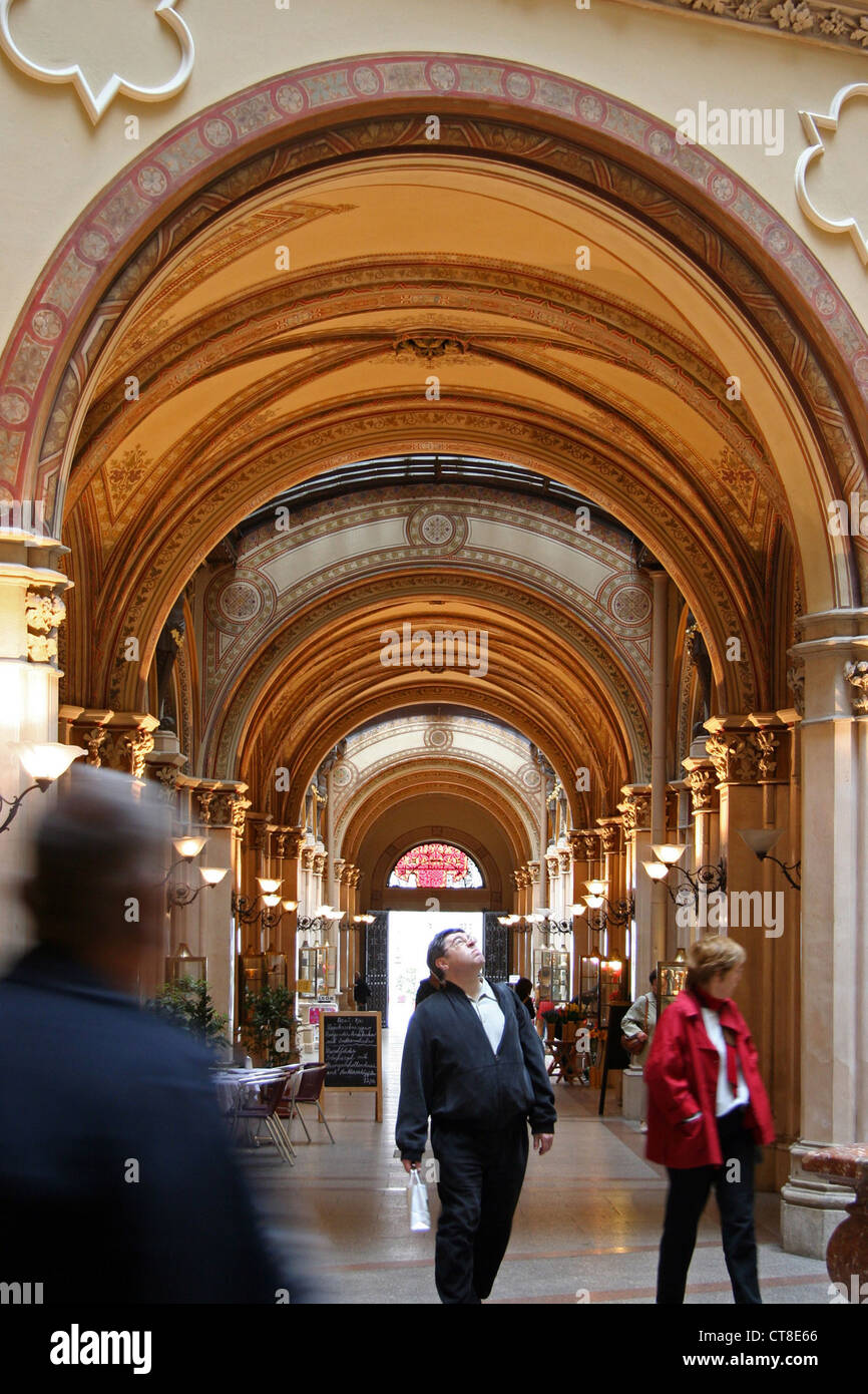 Wien, Passanten in der Freyung Passage Stockfoto