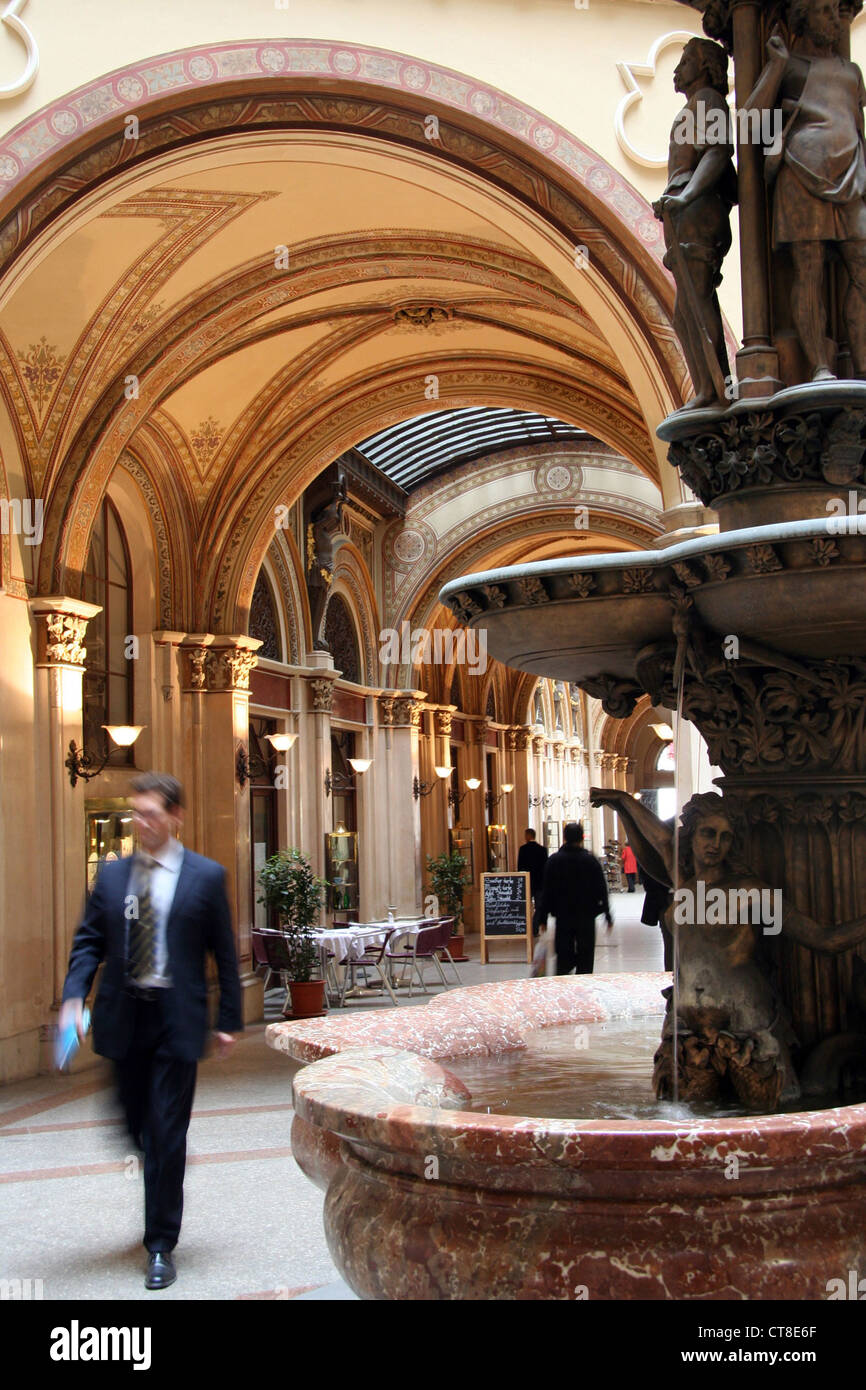 Wien, Passanten in der Freyung Passage Stockfoto