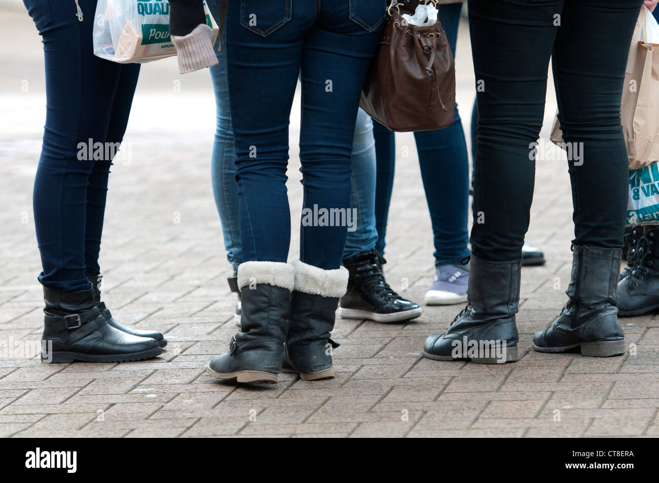 Teenager-Mädchen in Jeans und Stiefel Stockfotografie - Alamy