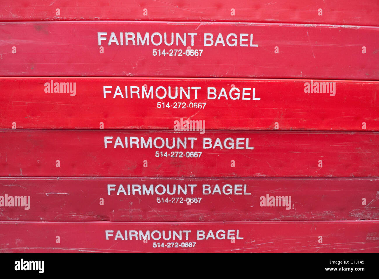 Ein Stapel von roten Tabletts aus der renommierten Fairmount Bagel Bäckerei befindet sich am Plateau Mont-Royal in Montreal, Quebec, Kanada Stockfoto