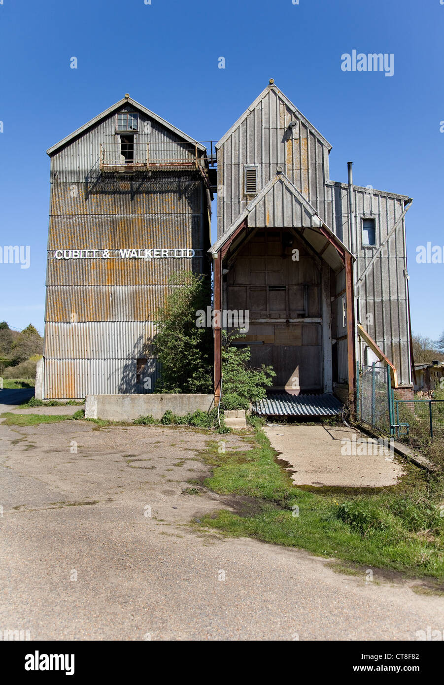 Die stillgelegten fast aufgegeben Ebridge Mill, North Norfolk, Großbritannien festgelegt vor blauem Himmel Stockfoto