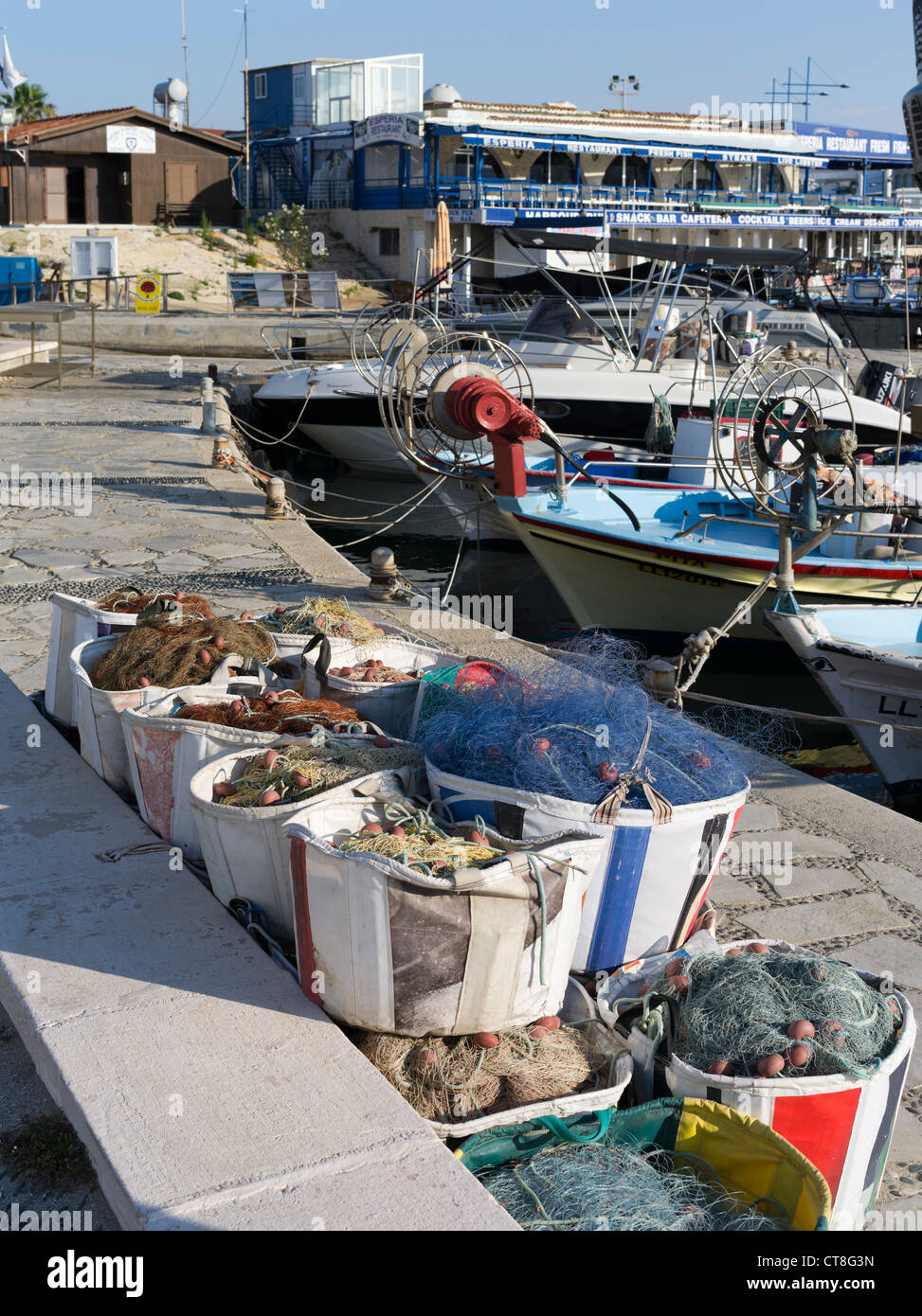 dh zypriotischen Fischboot Netze AYIA NAPA HAFEN ZYPERN GRIECHENLAND Am Hafen und Fischerboote Netz Stockfoto