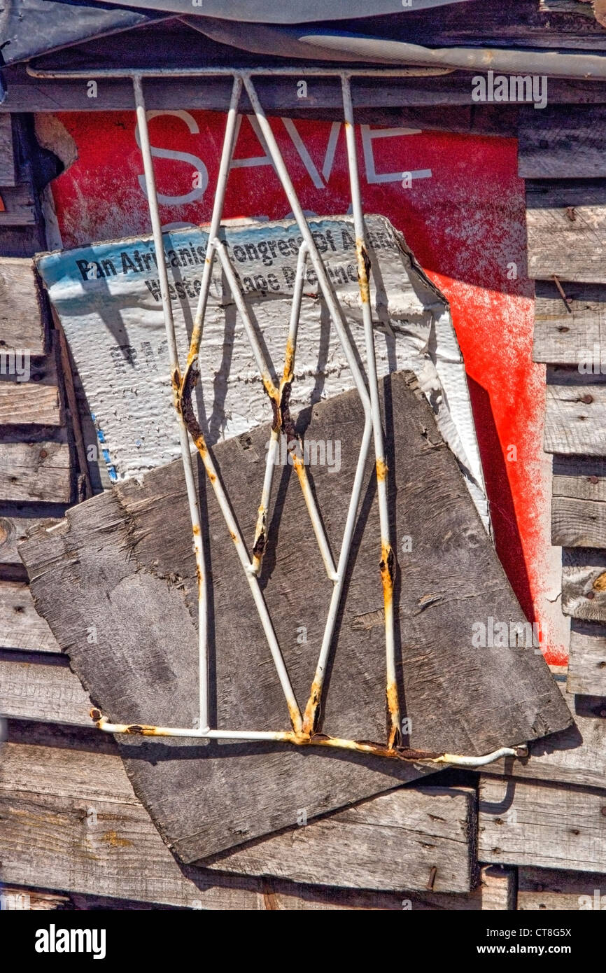 Alte Plakate und rostigen Einbrecher proofing Schild ein Fenster in ein Haus in Langa afrikanischen Township in der Nähe von Kapstadt. Südafrika Stockfoto