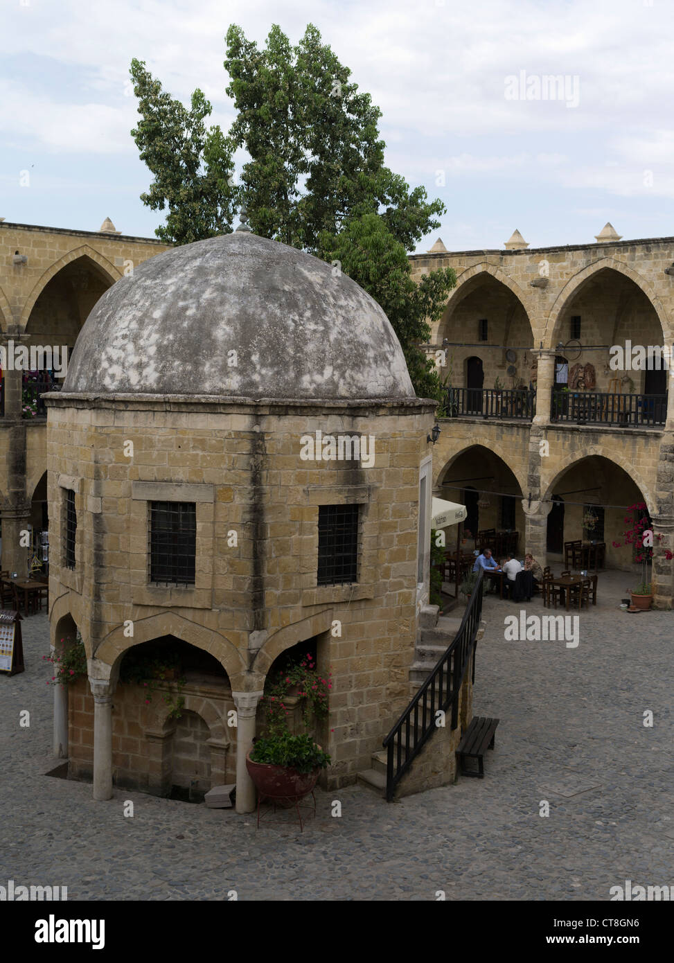 dh Old Town North NICOSIA Zypern Büyük Han Big Inn Hof Lefkosa Osmanen Karawanserei türkischen großen inn Stockfoto