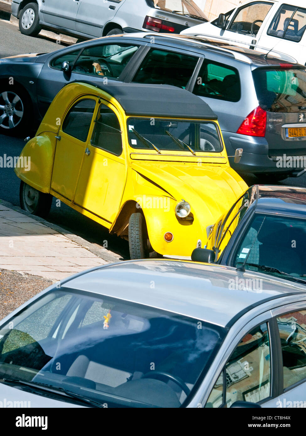 Leuchtend gelben Citroen 2CV Auto - Frankreich. Stockfoto