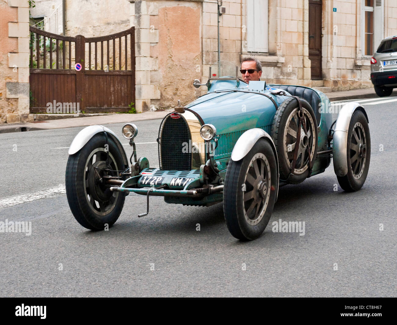 Alten Bugatti Type 35 Sportwagen auf öffentlichen Straßen - Frankreich. Stockfoto